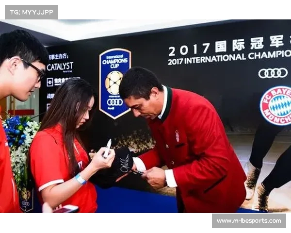 足球巨星续约签字仪式举行 向球迷宣告未来新篇章 足球巨星续约签字仪式举行 向球迷宣告未来新篇章